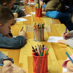Grafika dekoracyjna porady: Koronawirus a opłaty w prywatnych żłobkach, przedszkolach i szkołach